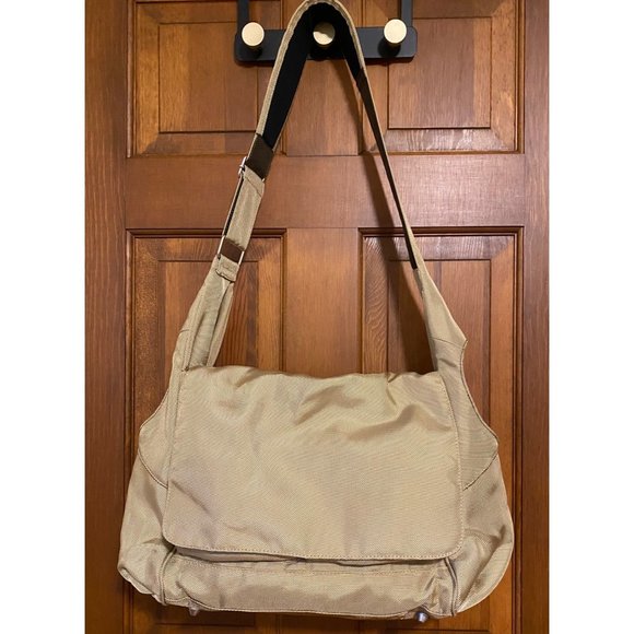 Pottery Barn Kids Convertible 2 in1 Diaper Bag Messenger/Backpack + Changing Pad - Picture 3 of 16